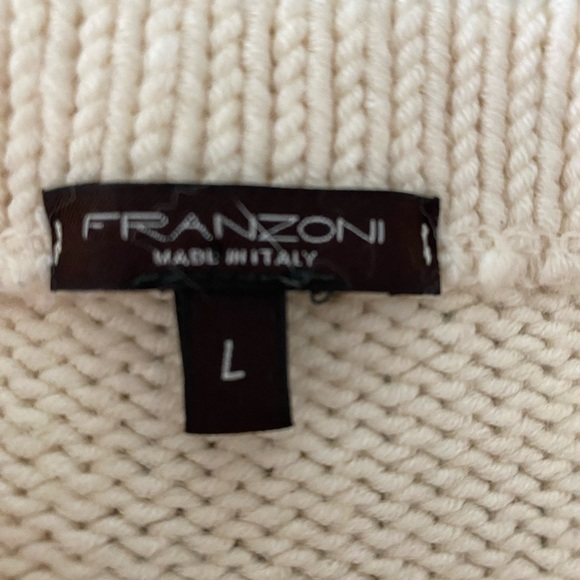 Beautiful sweater size junior Large - Picture 2 of 5